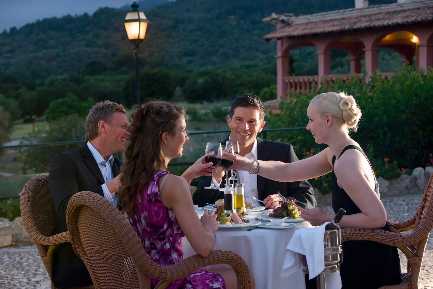 Dîner élégant en terrasse sur la Riviera au crépuscule